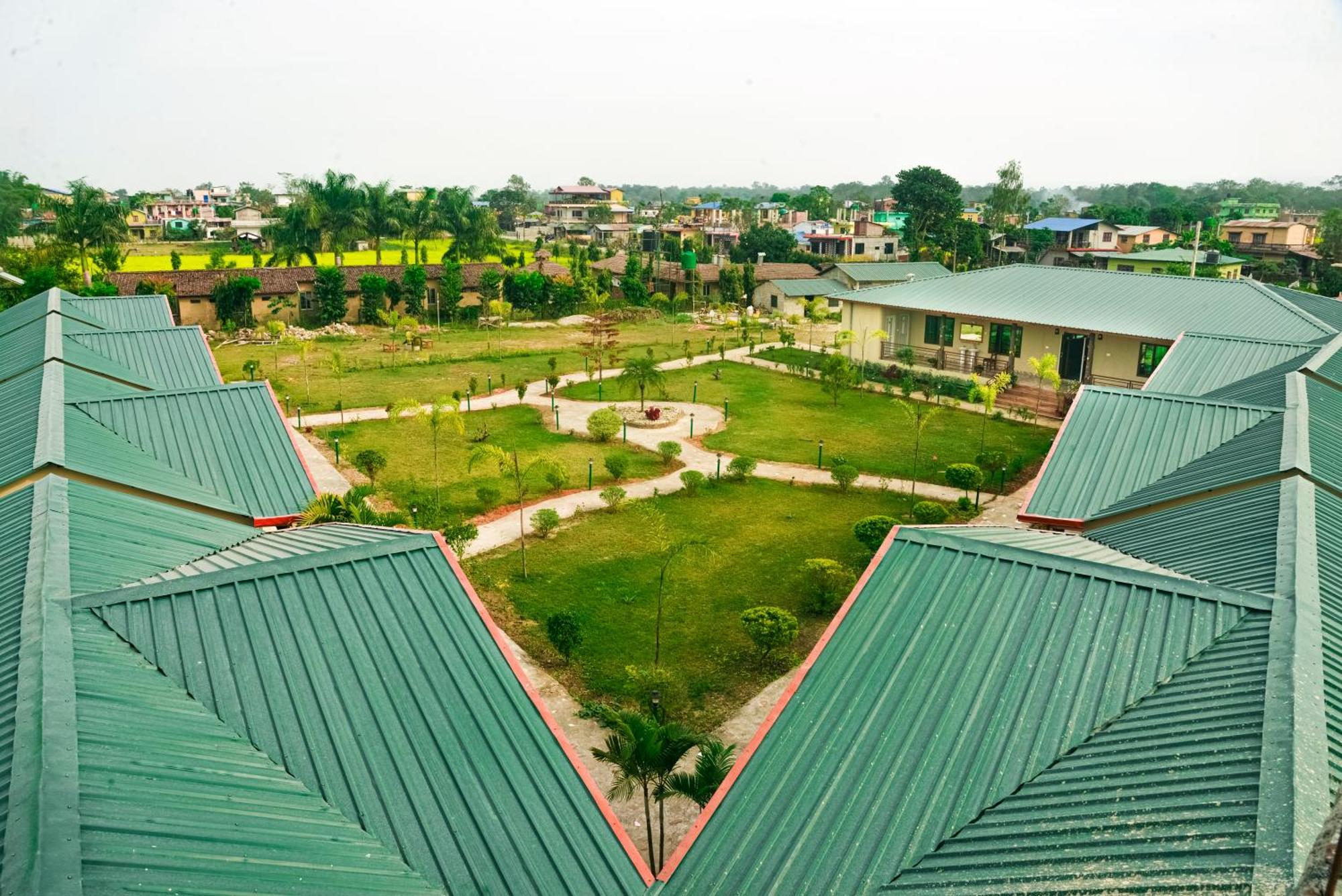 Hotel Greenland Safari Sauraha Exterior foto